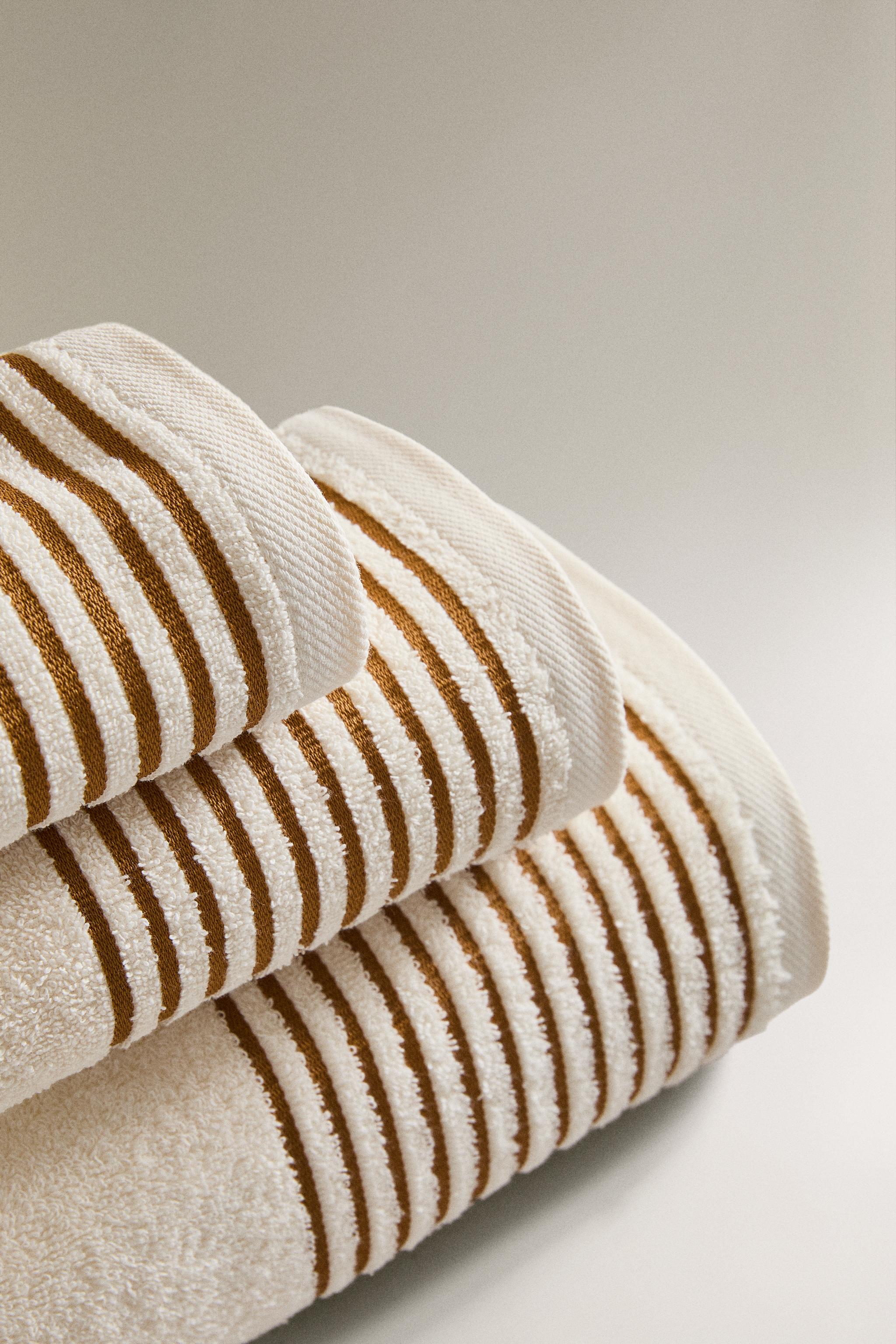 BATH TOWEL WITH STRIPED BORDER